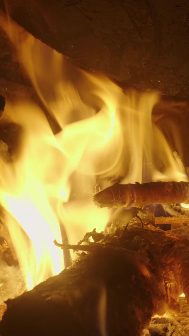 实拍农村灶台烧火视频素材视频的预览图