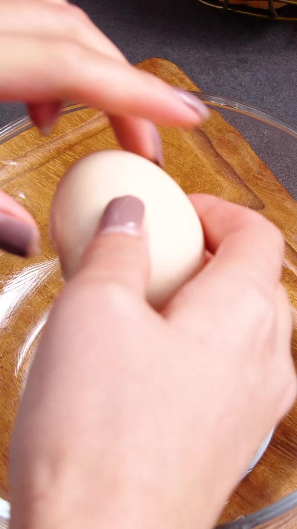 打破鸡蛋打破鸡蛋敲鸡蛋视频的预览图