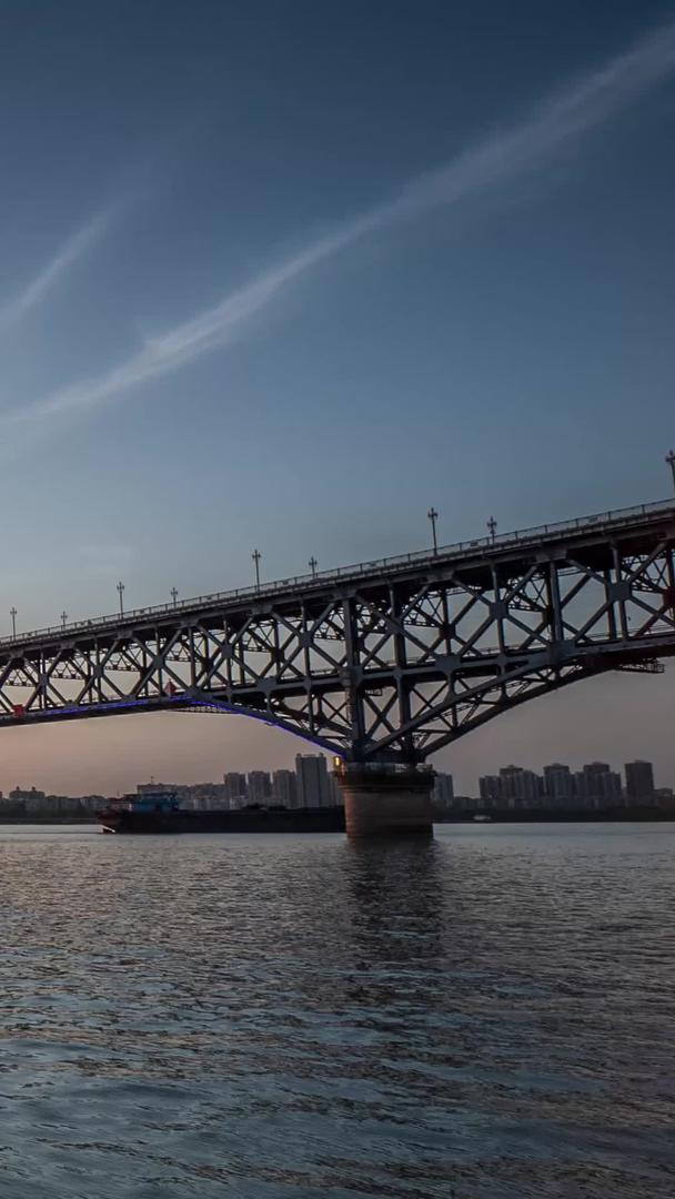 延迟了长江大桥的夕阳视频的预览图