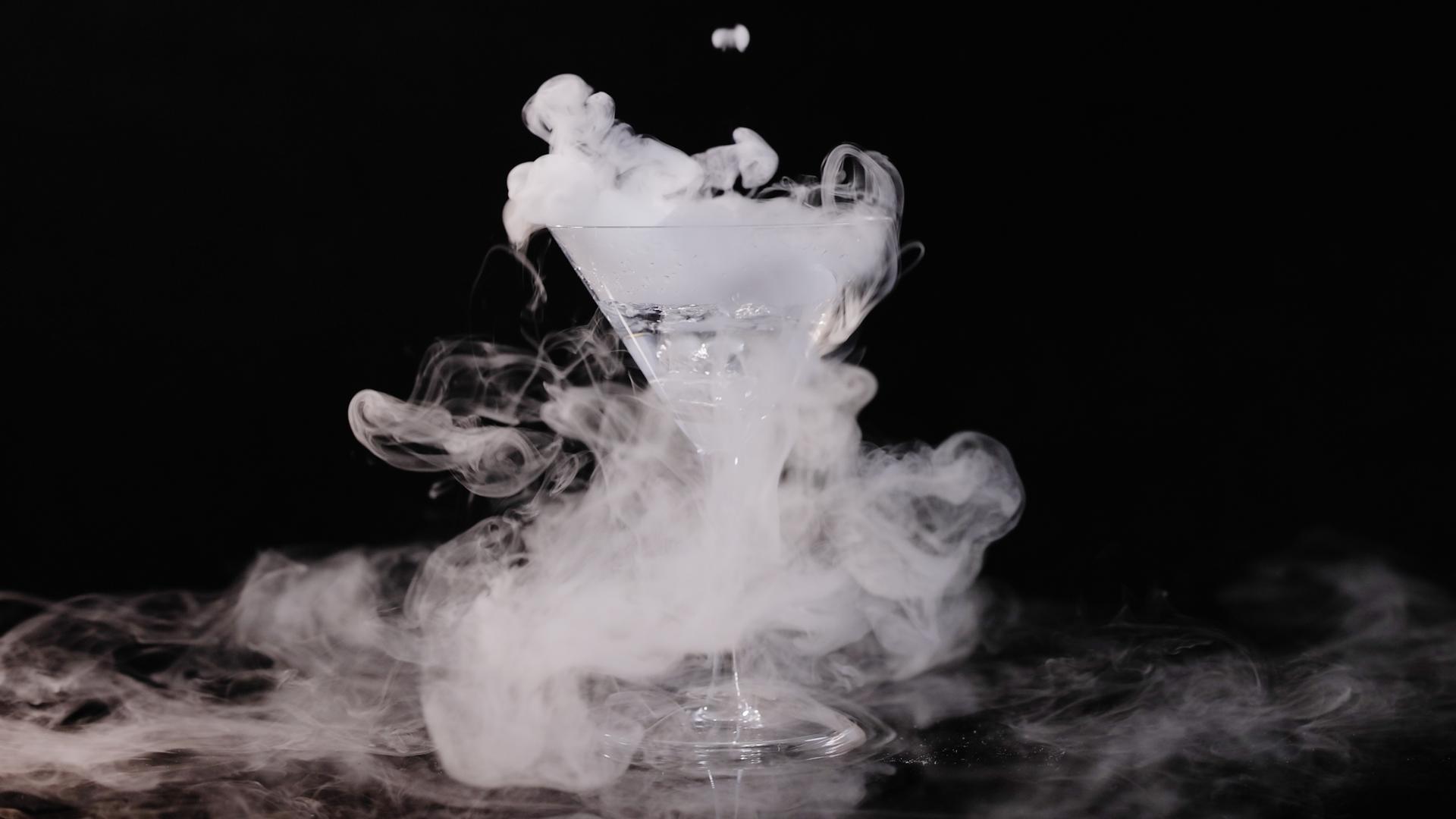 高脚杯里烟雾缭绕的干冰视频的预览图