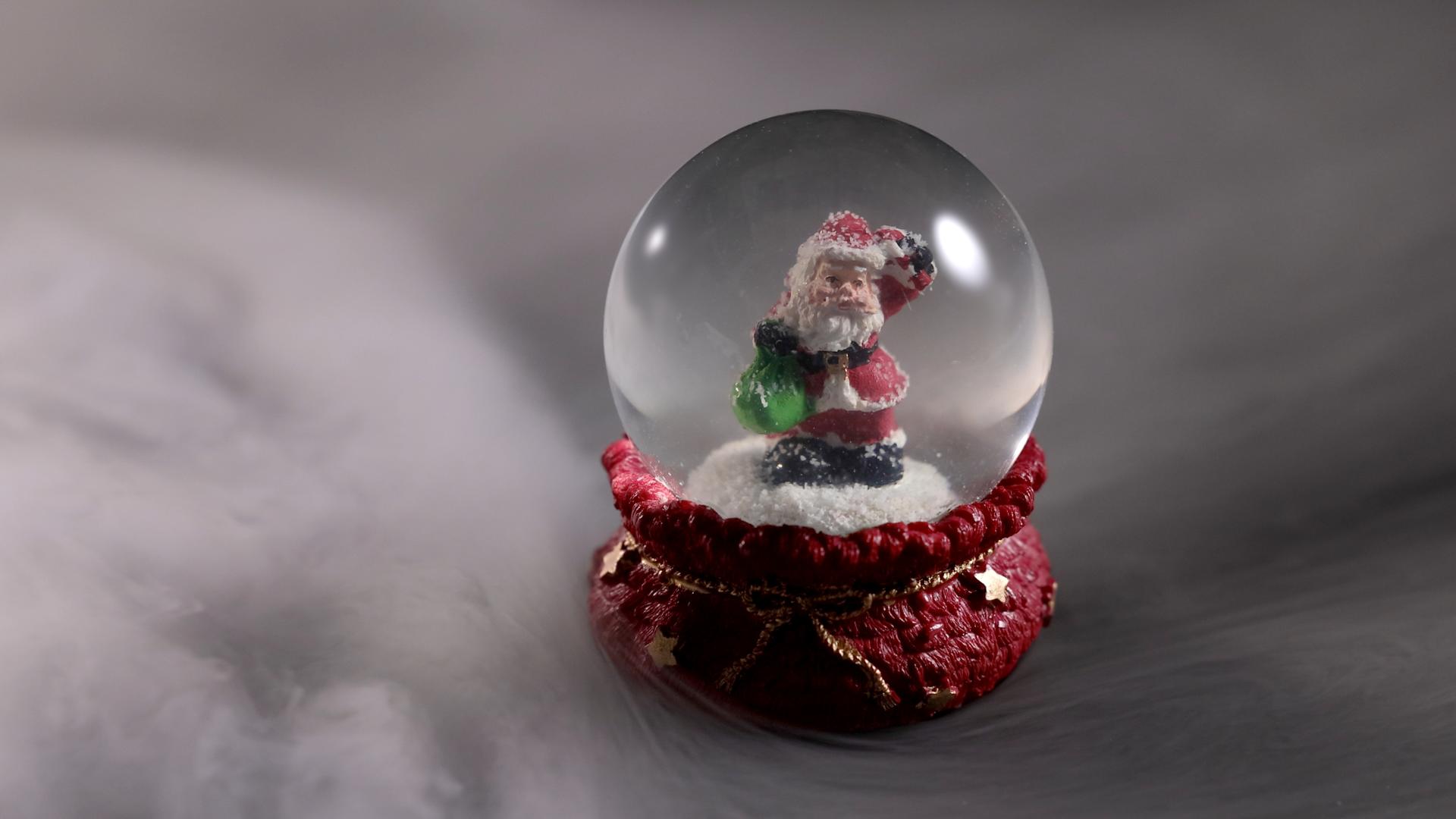 烟雾缭绕的干冰和圣诞水晶球视频的预览图