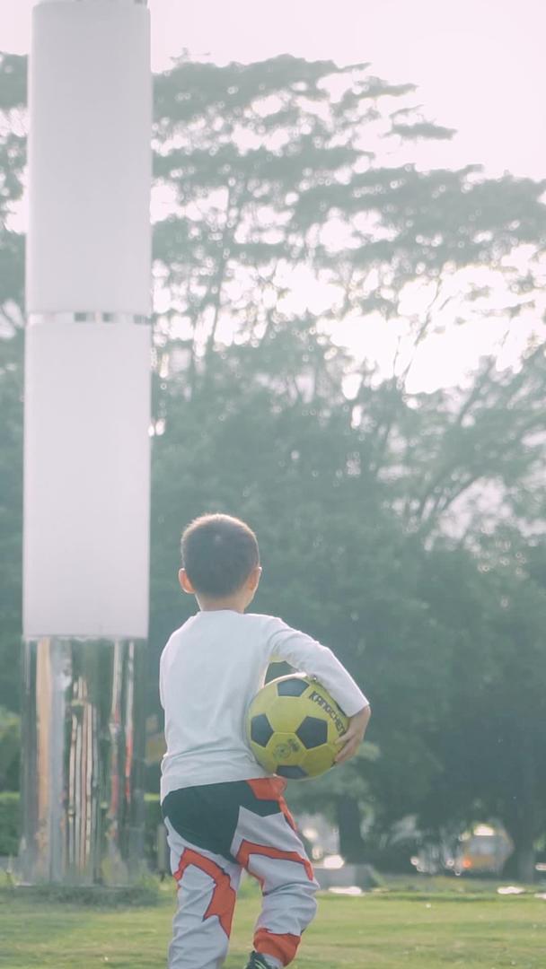 放学后玩得开心踢足球的小朋友视频的预览图