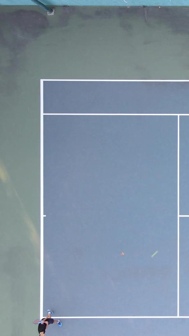 在校园网球场上打网球运动健身减肥素材视频的预览图