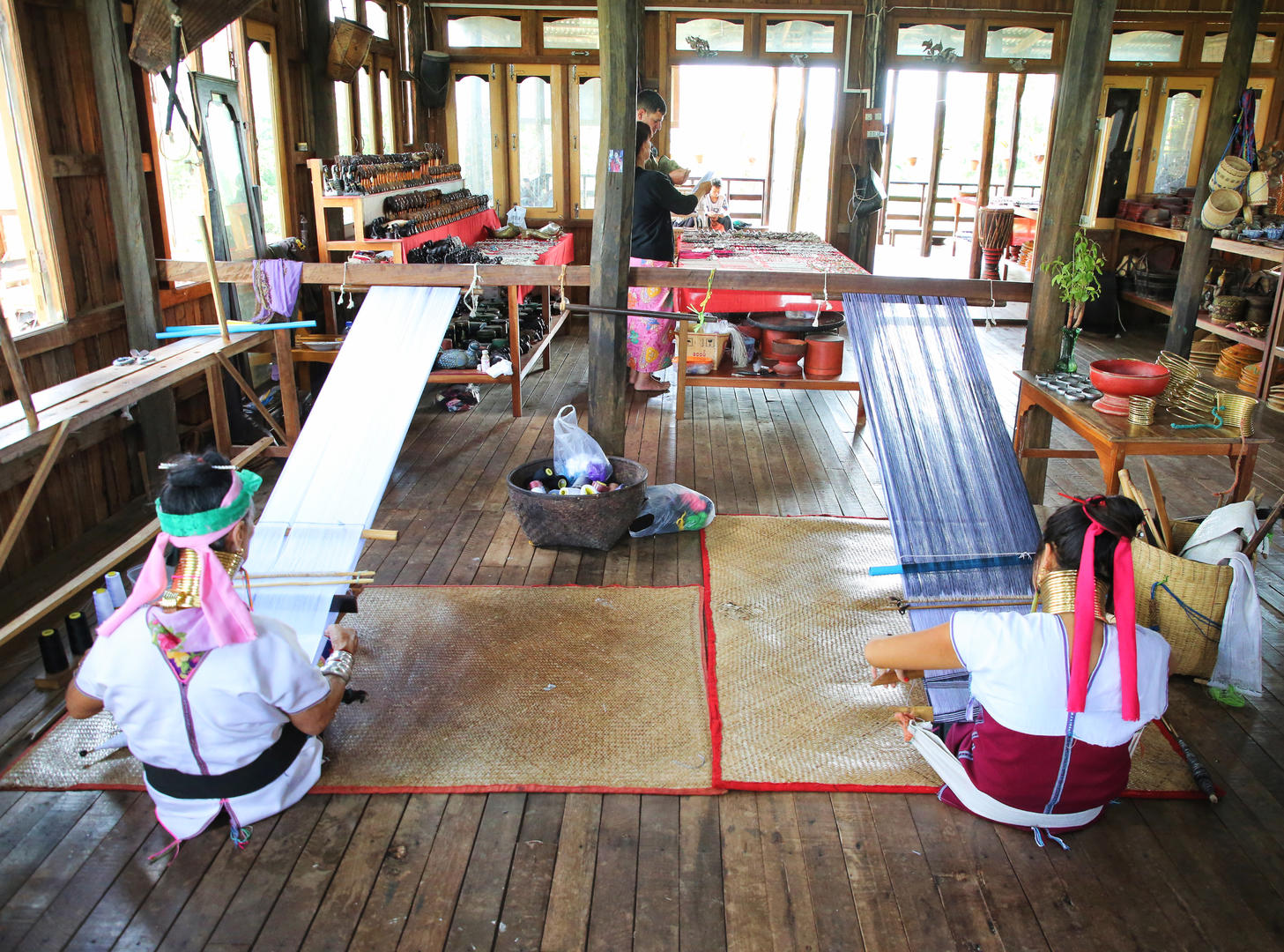 缅甸茵莱湖长颈族妇女织布视频的预览图
