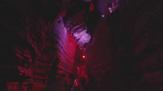 湖北恩施利川世界第二大天然溶洞5A级旅游景区腾龙洞内怪石嶙峋崎岖道路4k素材视频的预览图