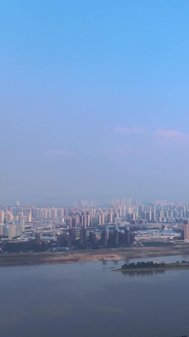 长江航拍城市风光旅游天兴洲岛屿蓝天白云江风光素材视频的预览图