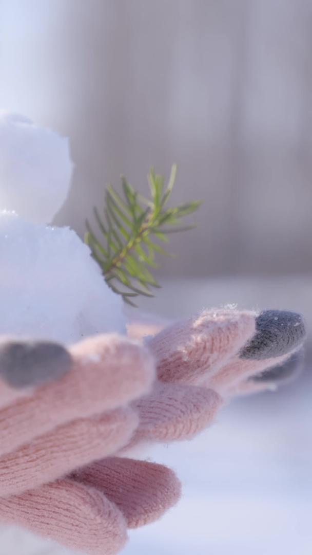 手掌里拿着小雪人玩具玩冬季游玩视频的预览图