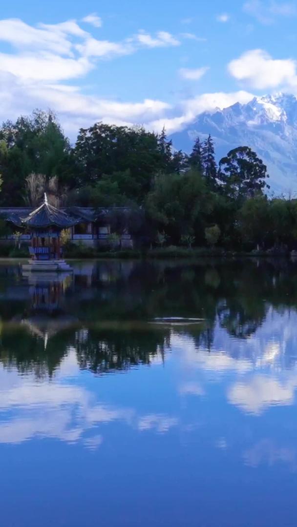 云南旅游远眺玉龙雪山倒影及湖面涟漪自然风光视频素材视频的预览图