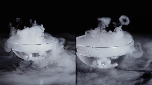 玻璃碗里烟雾缭绕的干冰视频的预览图