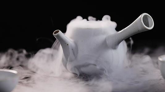 茶具里烟雾缭绕的干冰视频的预览图