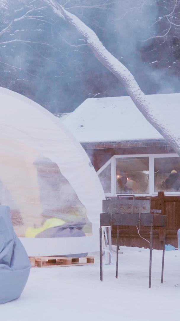 冬天雪地露营烧烤篝火视频的预览图