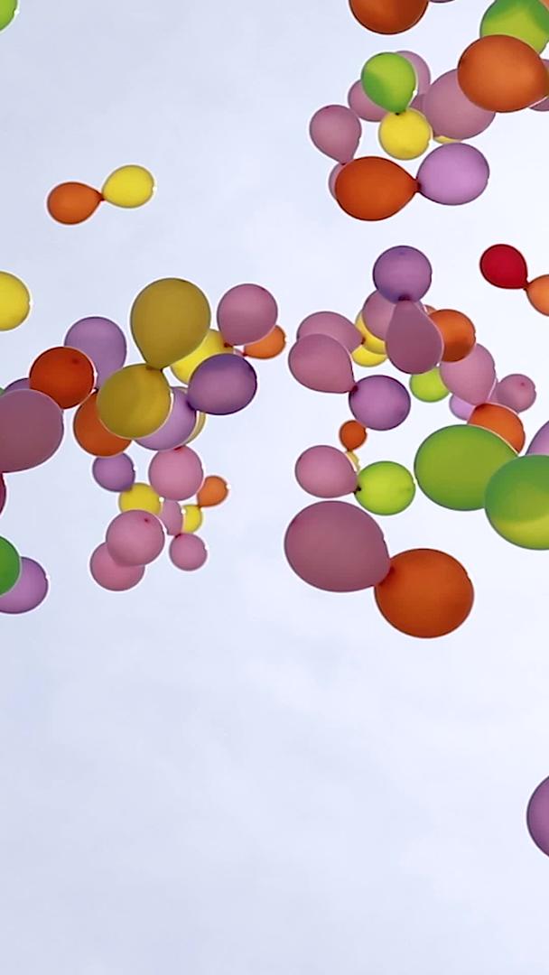 在拍摄庆典上天空中随风飘动的气球在空中飞翔视频的预览图
