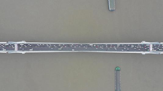 航拍武汉长江二桥繁忙交通视频的预览图