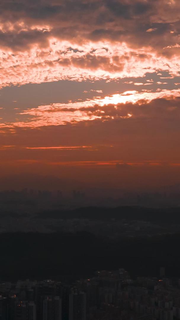 城市日出景观橙红色天空延时航拍视频的预览图