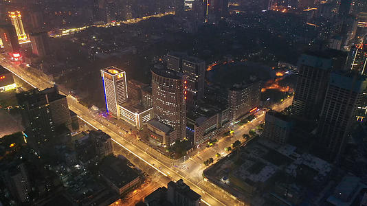 航拍武汉协和医院道路夜景视频的预览图