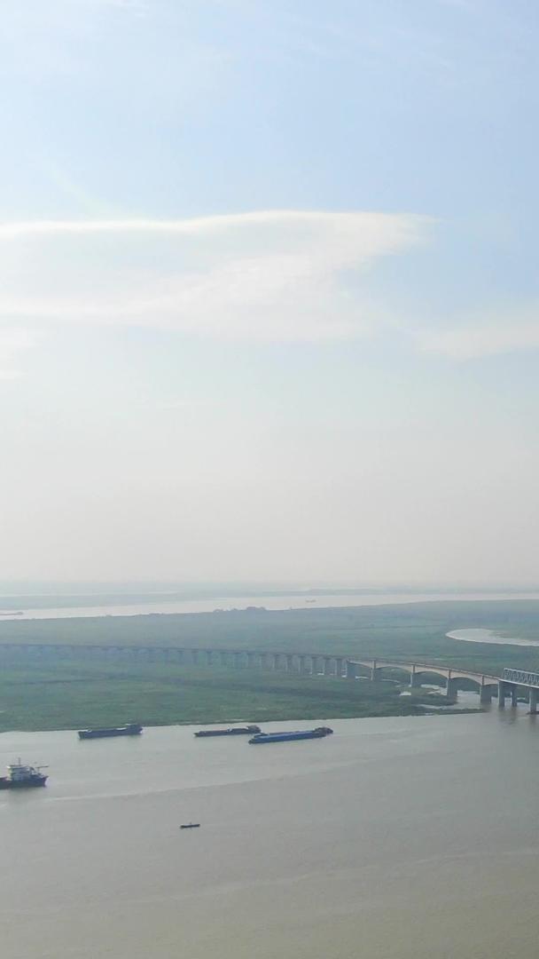 湖南岳阳洞庭湖航拍跨湖大桥视频的预览图