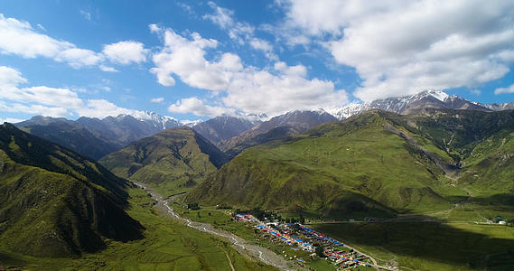 新疆天山脚下塔村旅游区4K航拍视频的预览图