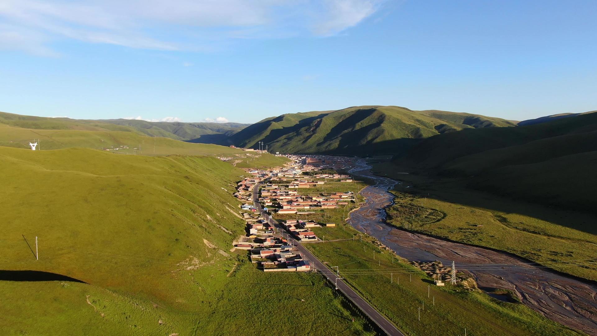 川西藏区村庄航拍视频视频的预览图