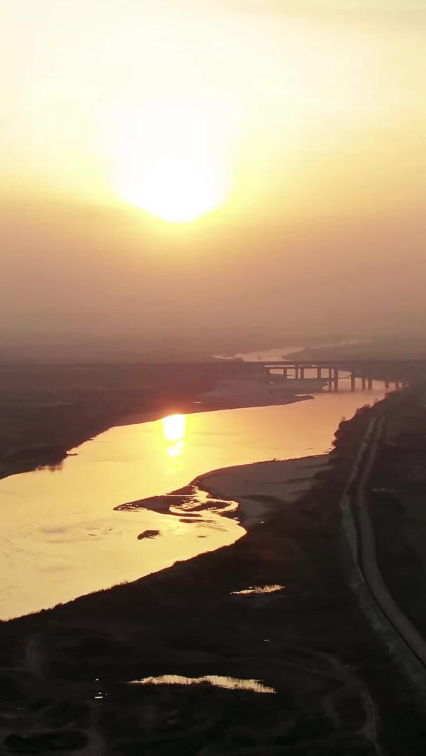 夕阳下的河流视频的预览图