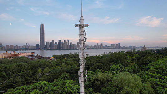 航拍城市街头长江江景无线信号接收器电台5G信号塔4k素材视频的预览图