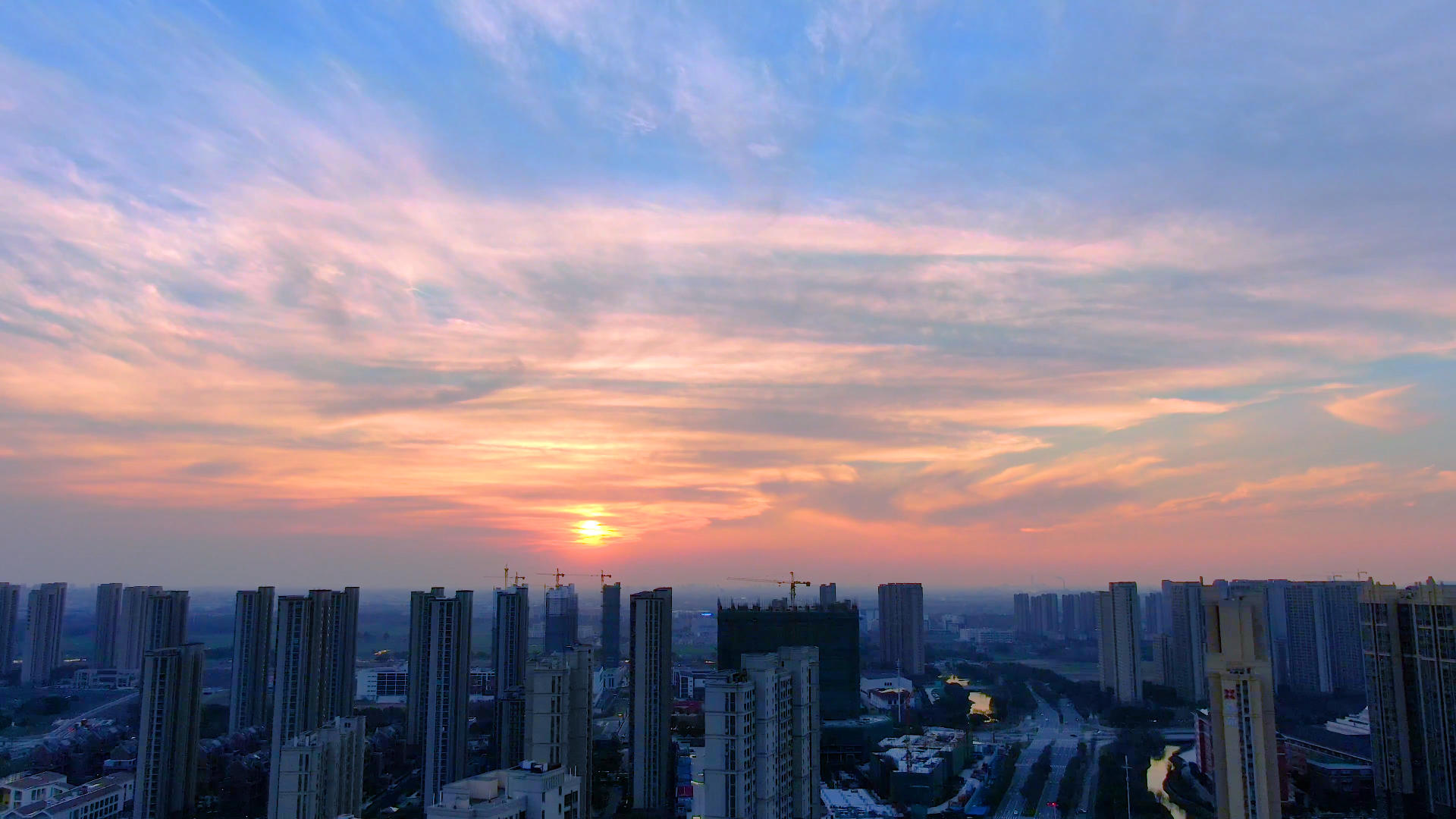 美丽晚霞航拍城市建筑视频的预览图