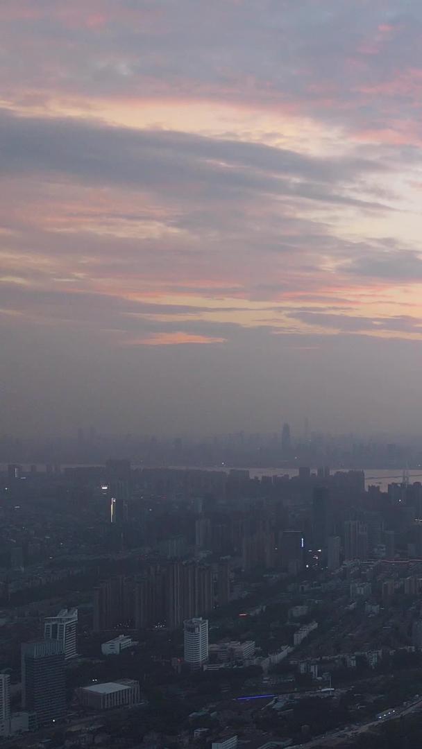航拍城市风景罕见的夕阳晚霞日落火烧云天空江景城市素材视频的预览图