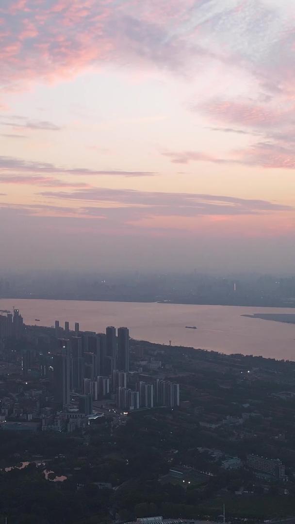 航拍城市风景罕见的夕阳晚霞日落火烧云天空江景城市素材视频的预览图