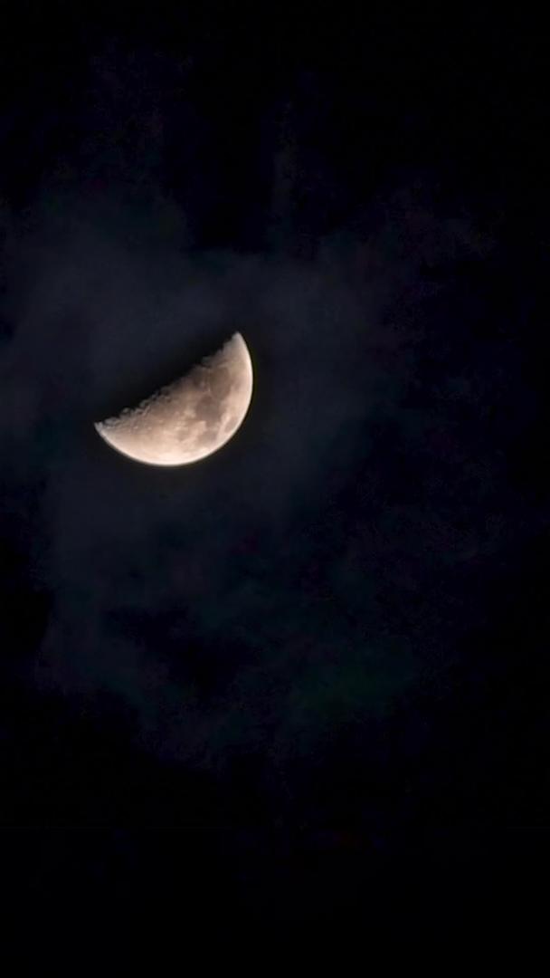 夜空中云彩飘动月亮视频的预览图
