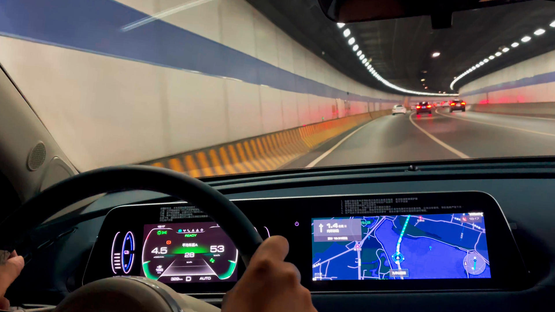 4k实拍第一视角在晚霞中行驶在道路上视频的预览图