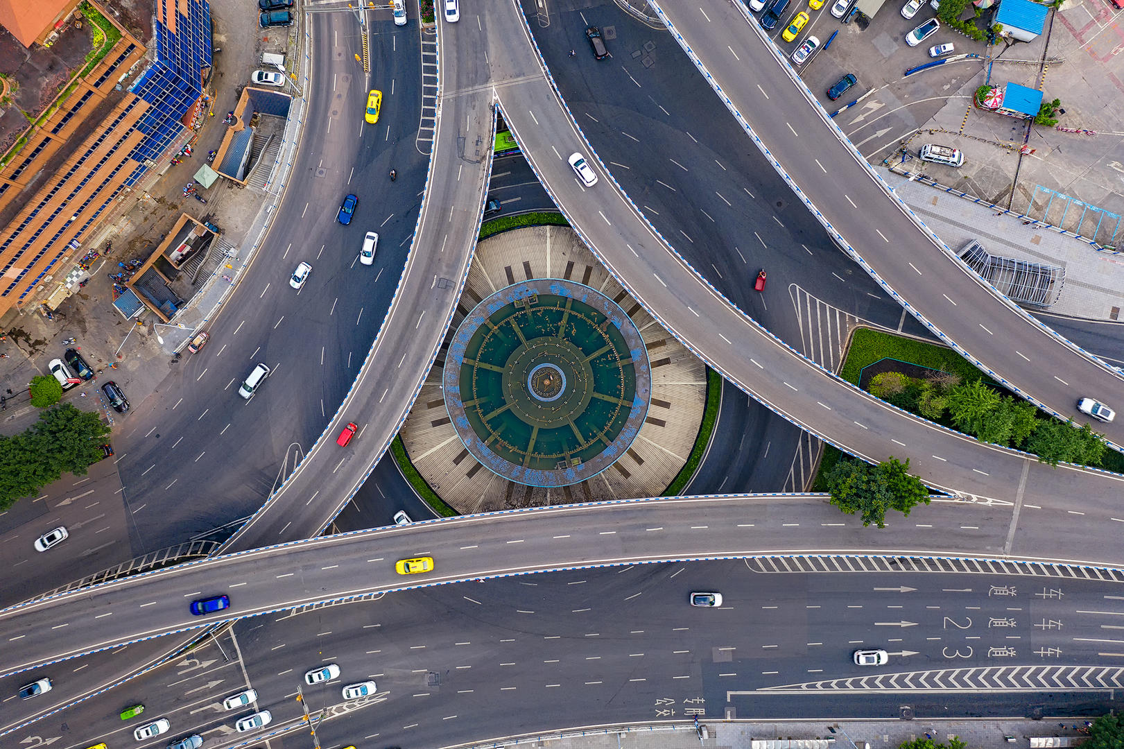 无人机航拍山城重庆立体交通视频的预览图