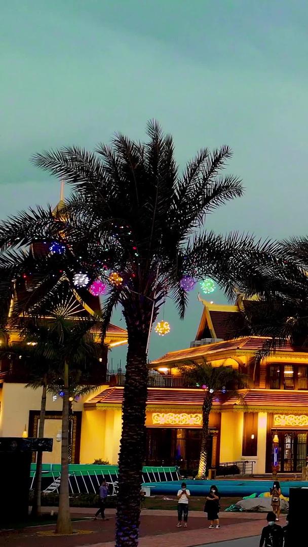 云南傣族风情建筑夜景航拍视频的预览图