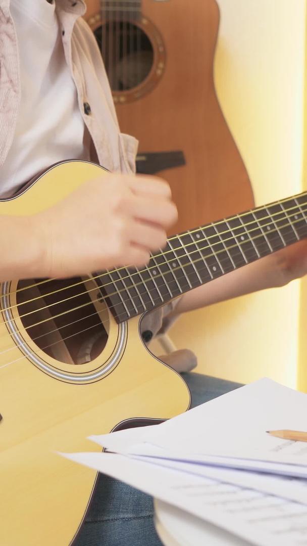 吉他手对着乐谱练习曲目视频的预览图