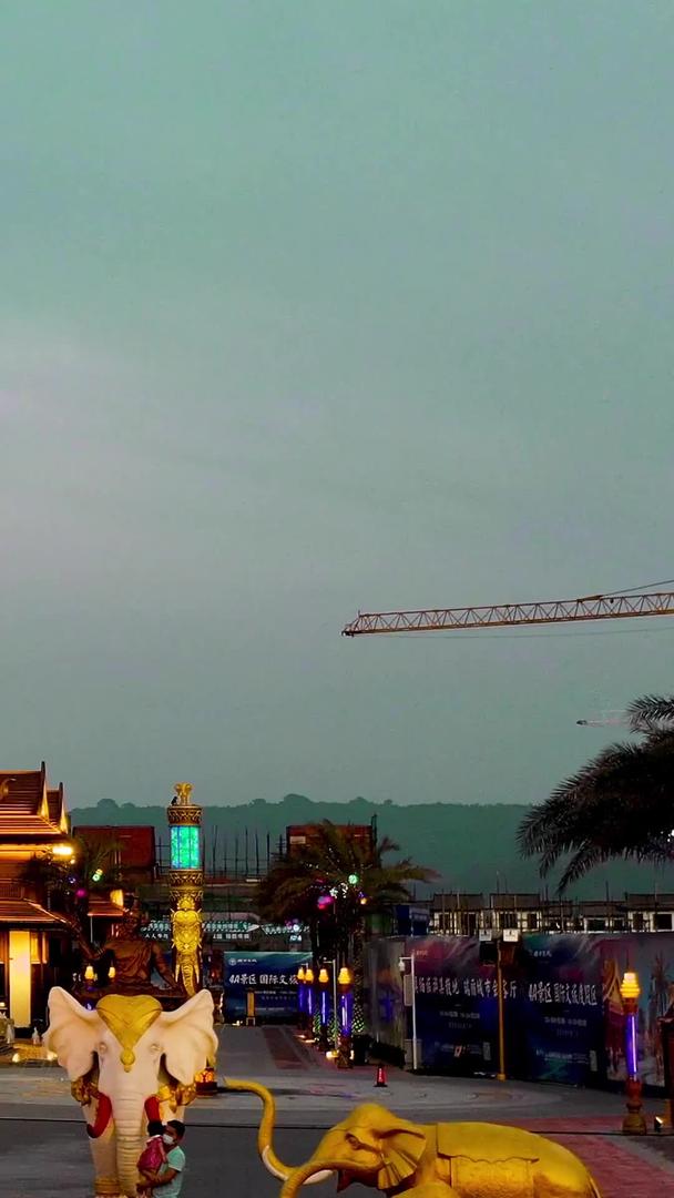 云南傣族风情建筑夜景航拍视频的预览图