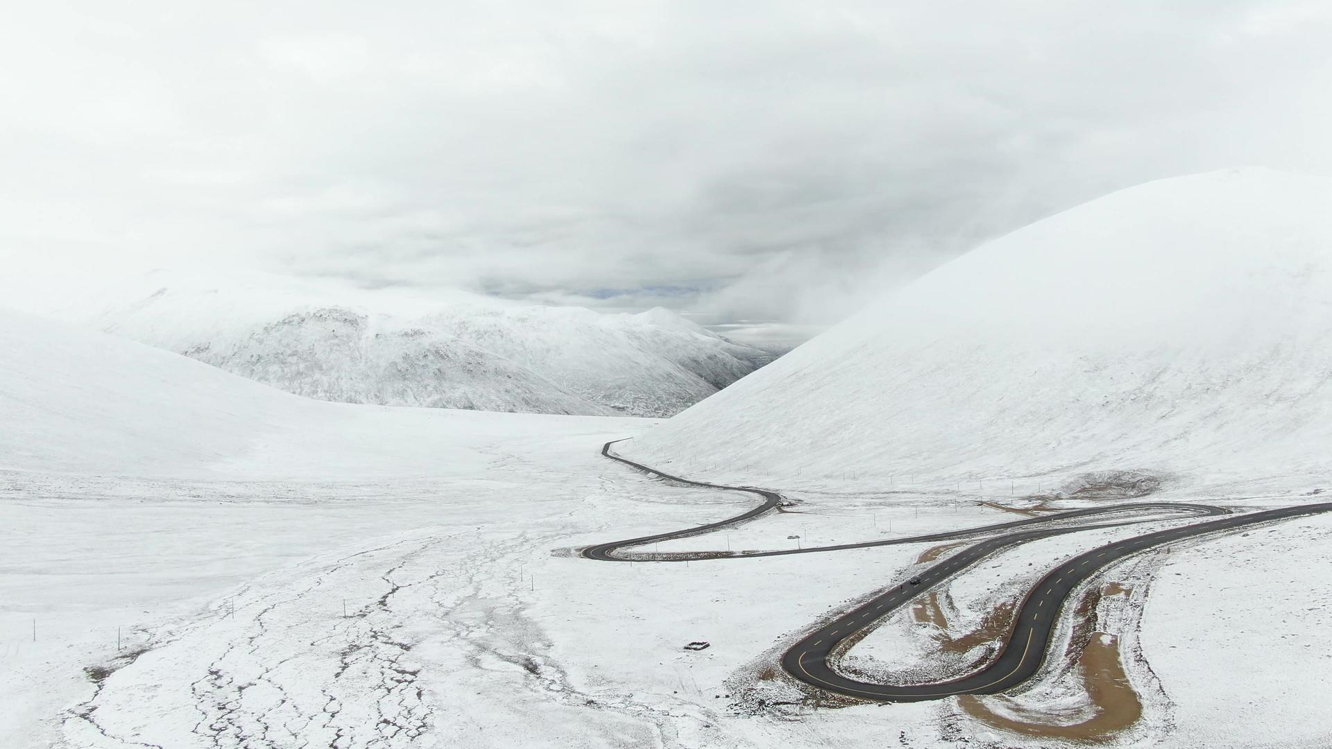 西藏高海拔雪山仲拉山航拍视频视频的预览图