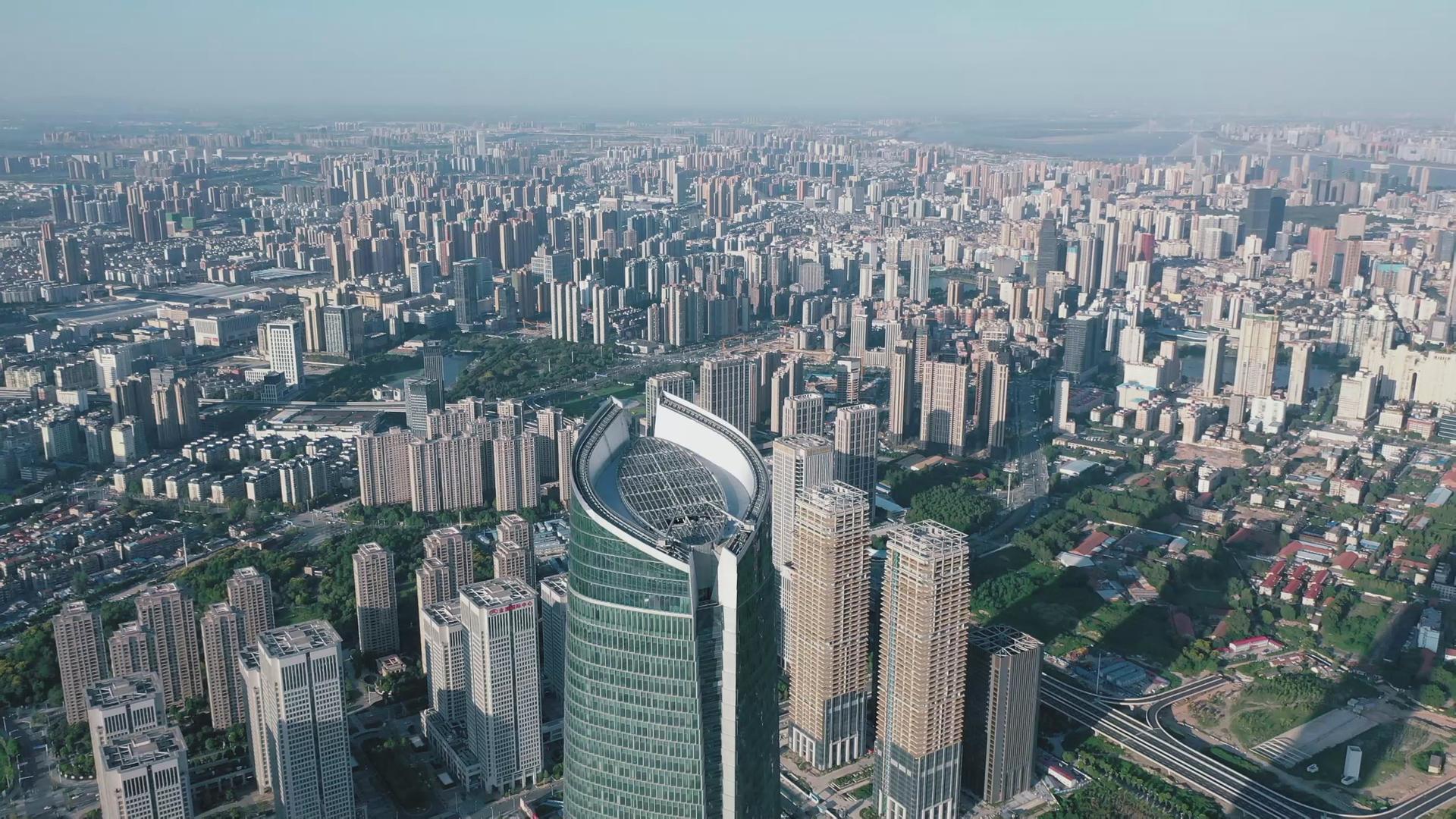 慢镜头航拍武汉CBD城市景观视频的预览图