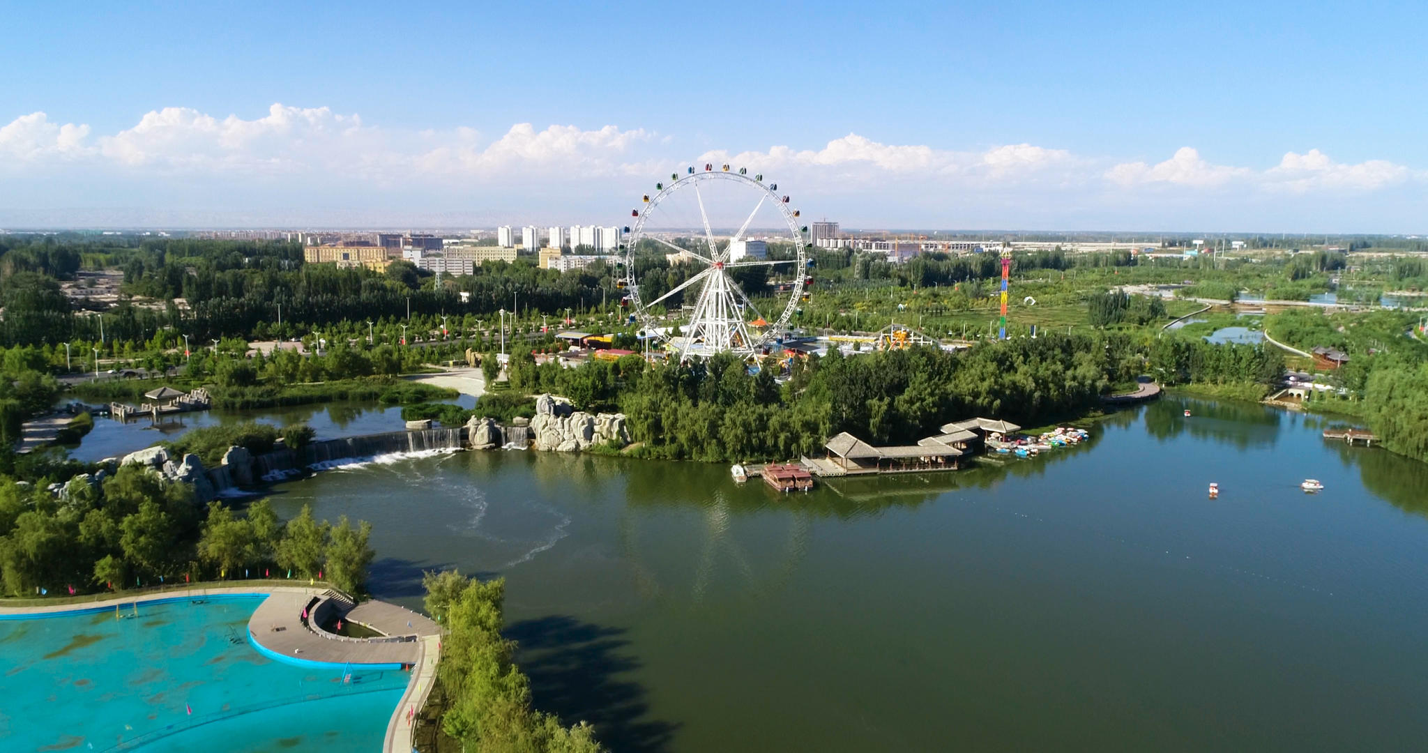 新疆阿克苏游乐场4K航拍视频的预览图