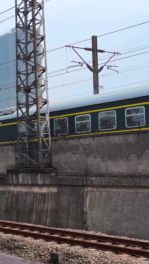 城市春运火车站高铁进站旅客候车材料视频的预览图