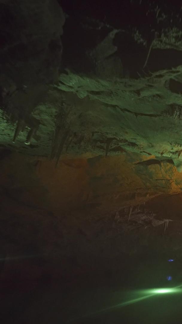 钟乳石石笋5A级水洞景观视频的预览图