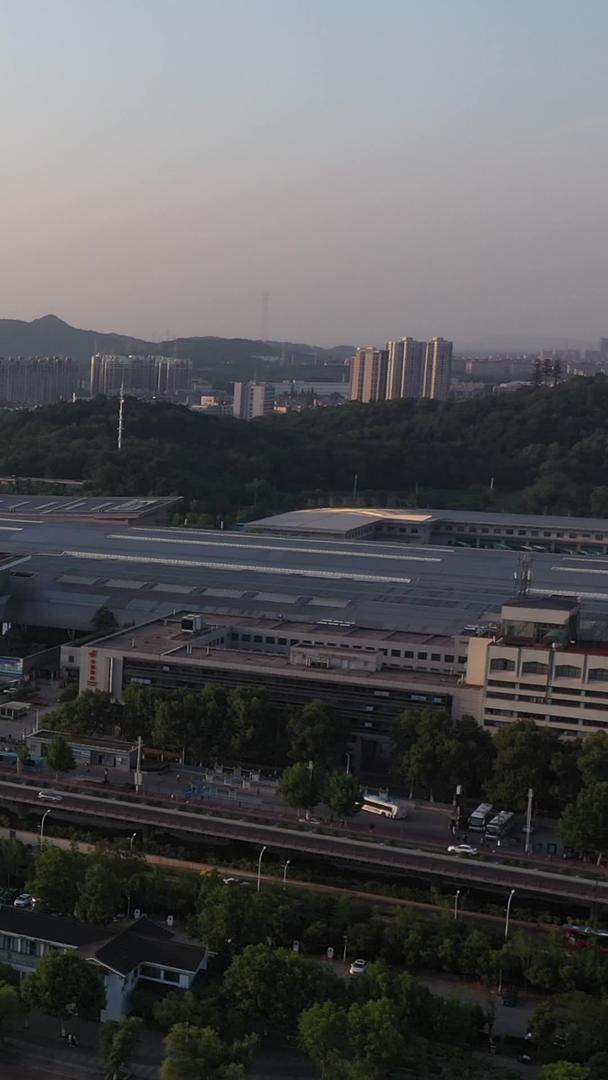 南京火车站玄武湖公园城市地平线夕阳城市群航拍城市视频的预览图