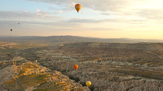土耳其乘热气球迎接日出4K实拍视频的预览图