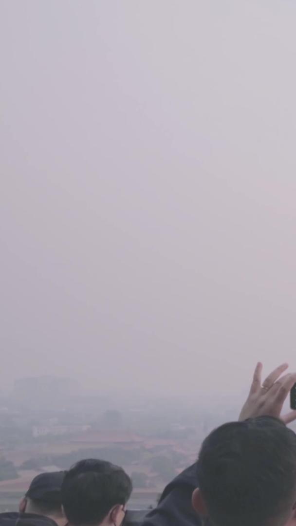 早上在北京看故宫全景照片的旅客视频的预览图