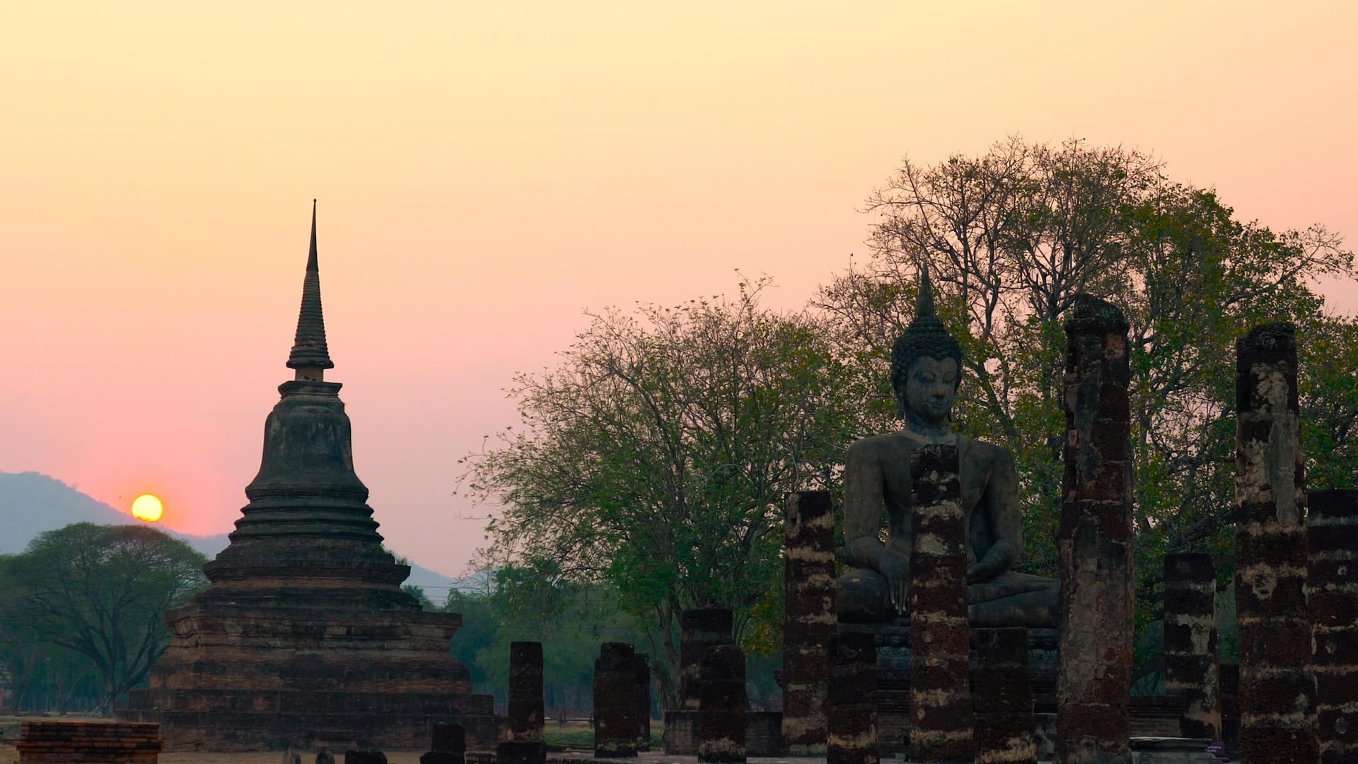 泰国佛像下的日落太阳落上4K延时视频的预览图