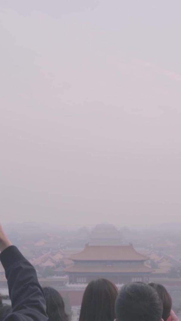 早上在北京看故宫全景照片的旅客视频的预览图