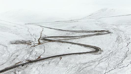 翻越雪山的之字形公路航拍视频视频的预览图