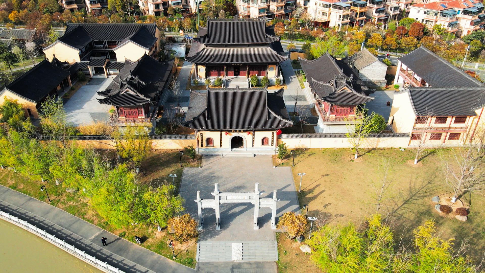 4K航拍淮安市青龙寺寺庙视频的预览图