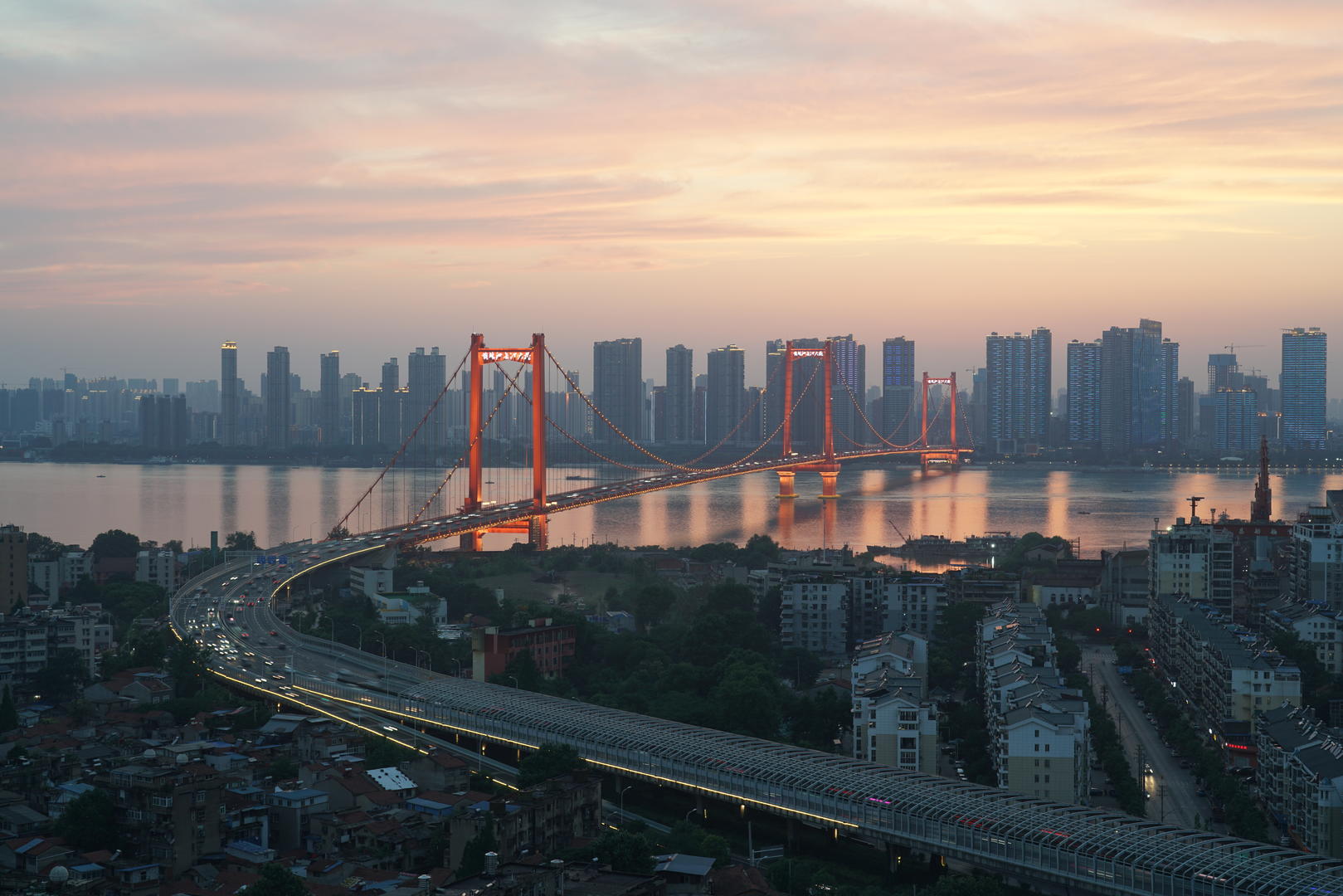 武汉地标鹦鹉洲长江大桥日落车流延时摄影视频的预览图