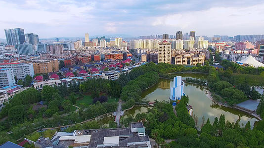 4k昆明城市中央绿色公园航拍视频的预览图