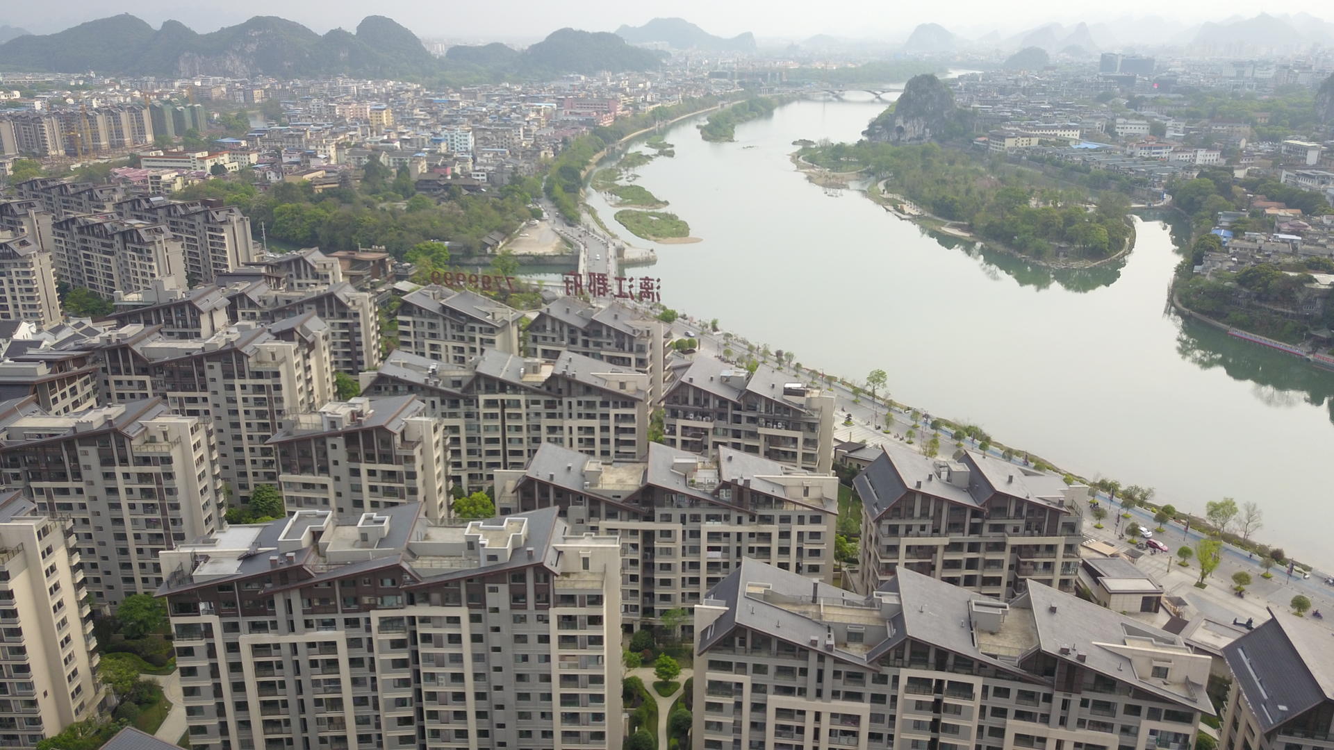 高清4k航拍半环绕桂林漓江边高端物业楼盘房地产视频的预览图