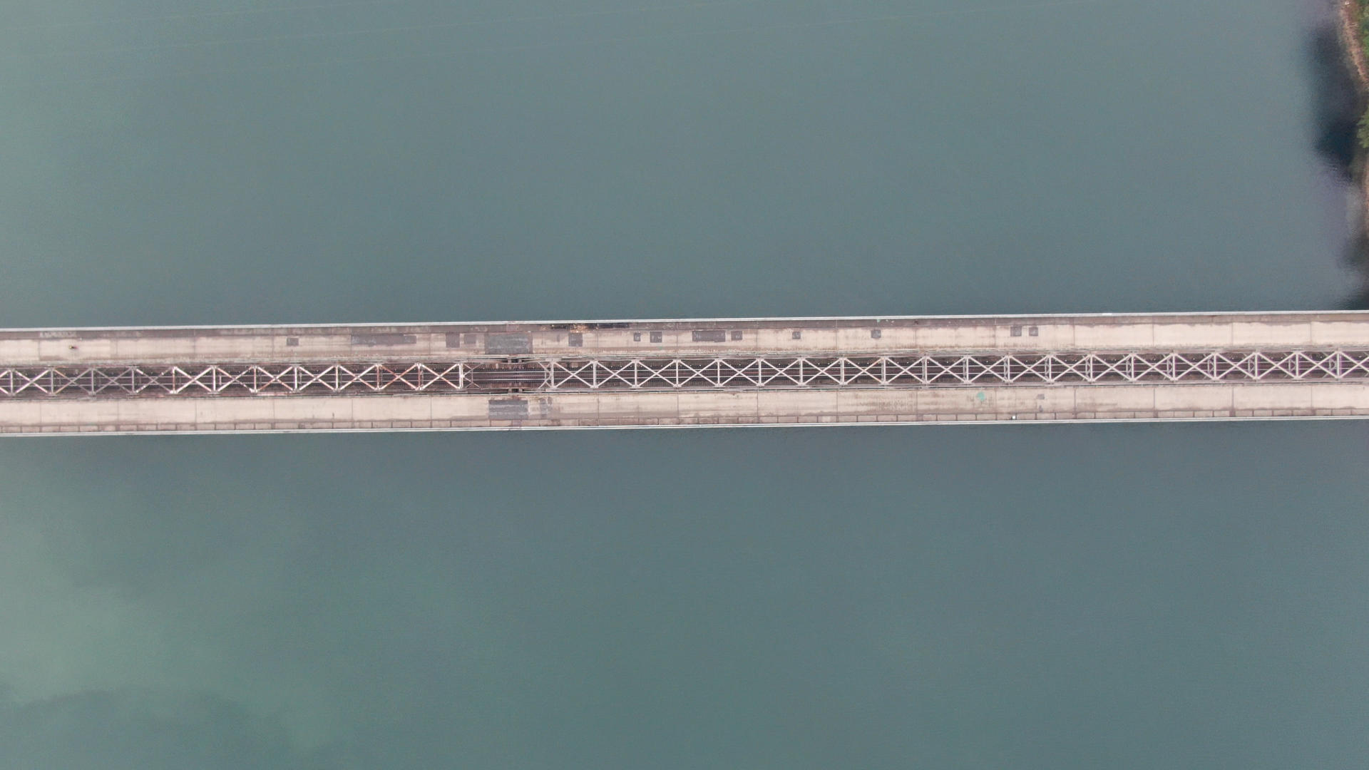 4K航拍跨河大桥视频的预览图