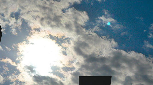 阳光透过云层视频的预览图